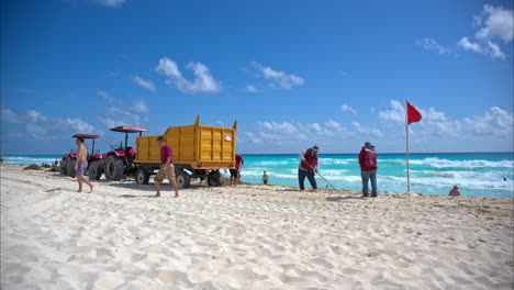 Grupo-De-Voluntarios-Empleados-Del-Gobierno-Limpiando-La-Playa-En-Cancún-México-En-Un-Día-Soleado