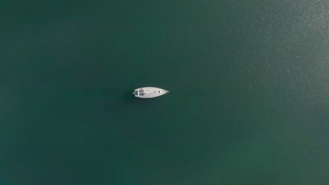 Top-down-view-of-a-boat-floating-in-the-Pacific-Ocean