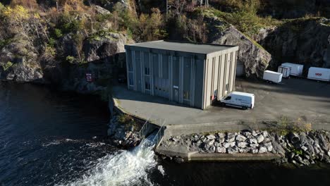 Norwegisches-Wasserkraftwerk-In-Fossmark-Mit-Turbinenwasser,-Das-Ins-Meer-Fließt