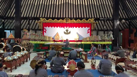 Indonesien,-31.-Oktober-2023:-Bühnenaufführung-Javanischer-Schattenpuppen-Mit-Einer-Gruppe-Traditioneller-Musikspieler,-Traditionelle-Kunst-Javas,-Indonesien