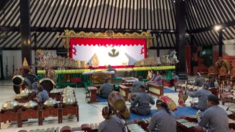 Indonesien,-31.-Oktober-2023:-Bühnenauftritt-Von-Wayang-Kulit-Und-Einer-Gruppe-Traditioneller-Musikspieler,-Traditionelle-Kunst-Javas,-Indonesien