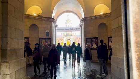 Un-Paseo-De-4-Km-A-Través-De-Las-Icónicas-Puertas-De-La-Universidad-Trinity-College-De-Dublín,-Irlanda,-Exponiendo-El-Magnífico-Campanario.