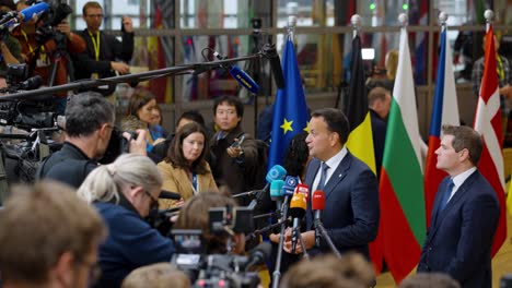 El-Primer-Ministro-Irlandés,-Leo-Varadkar,-Hablando-Con-La-Prensa-En-La-Cumbre-Del-Consejo-Europeo-En-Bruselas,-Bélgica---Plano-General