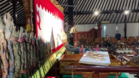 Indonesia,-31-De-Octubre-De-2023:-Actuación-De-Wayang-Kulit-O-Marionetas-De-Sombras-Javanesas-Con-Un-Grupo-De-Reproductores-De-Música-Tradicional,-Arte-Tradicional-De-Java,-Indonesia