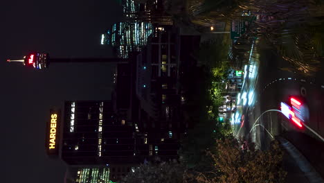 La-Torre-De-Sydney-Y-El-Tráfico-De-La-Ciudad-En-Un-Lapso-Nocturno-Vertical-Sobre-La-Entrada-Del-Túnel-De-La-Ciudad