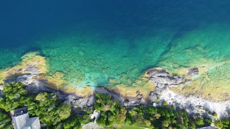 Top-down-aerial-view-of-the-waves-on-the-rocky-shore