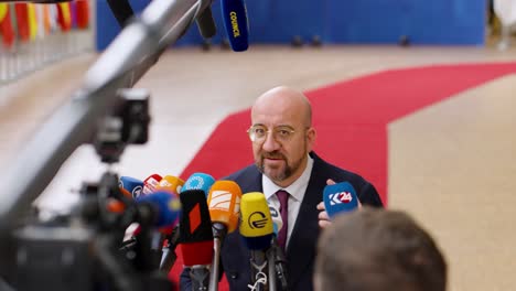 El-Presidente-Del-Consejo-Europeo,-Charles-Michel,-No-Escucha-La-Pregunta-Del-Periodista-Y-Pide-Repetir-Con-Una-Sonrisa.---Bruselas,-Bélgica.