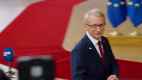 El-Primer-Ministro-Búlgaro,-Nikolai-Denkov,-Hablando-Con-La-Prensa-En-La-Cumbre-Del-Consejo-Europeo-En-Bruselas,-Bélgica:-Toma-En-Cámara-Lenta.