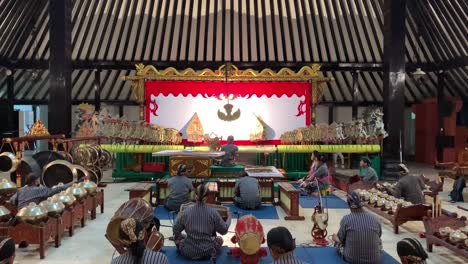 Indonesia,-31-De-Octubre-De-2023:-Espectáculo-De-Wayang-Kulit-O-Marionetas-De-Sombras-Con-Un-Grupo-De-Reproductores-De-Música-Tradicional,-Arte-Tradicional-De-Java,-Indonesia