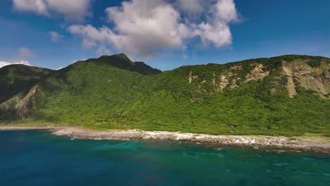 Luftaufnahme-Einer-Grünen-Orchideeninsel-Mit-Küste-Und-Blauem-Meer-An-Einem-Sonnigen-Tag
