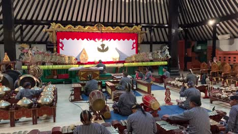 Indonesien,-31.-Oktober-2023:-Bühnenaufführung-Von-Wayang-Kulit-Mit-Einer-Gruppe-Traditioneller-Musikspieler,-Traditionelle-Kunst-Von-Java,-Indonesien
