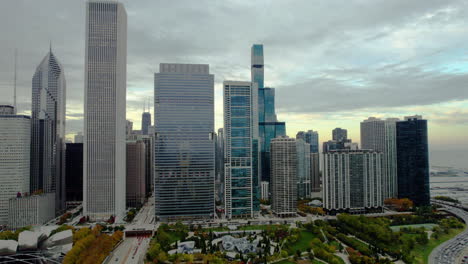 Aerial-ascending-shot-in-front-of-the-Maggie-Daley-park-and-New-Eastside,-fall-evening-in-Chicago,-USA