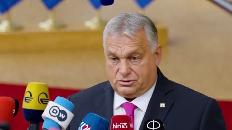 Der-Ungarische-Premierminister-Viktor-Orbán-Spricht-Mit-Der-Presse-Auf-Dem-Gipfel-Des-Europäischen-Rates-In-Brüssel,-Belgien-–-Aus-Nächster-Nähe