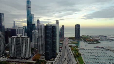 Toma-Aérea-Panorámica-De-La-Orilla-Del-Lago-Y-El-Nuevo-Lado-Este,-Tarde-De-Otoño-En-Chicago