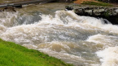 Schnell-Fließendes,-überflutetes-Wasser-Aus-Tünche-Und-Wellen-Im-Whangarei-Wasserfall-In-Neuseeland,-Aotearoa