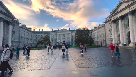 Ein-4K-Blick-Auf-Den-Eingang-Beim-Verlassen-Der-Trinity-College-University-Am-College-Green-In-Dublin,-Irland