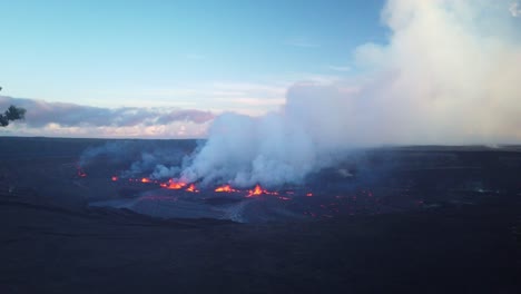 Toma-Panorámica-Con-Cardán-De-La-Erupción-Del-Kilauea-De-Septiembre-De-2023-En-Su-Primer-Día-Mientras-El-Sol-Se-Esconde-En-El-Cielo-De-Hawái.