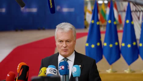 Der-Litauische-Präsident-Gitanas-Nausėda-Spricht-Mit-Der-Presse-Auf-Dem-Gipfel-Des-Europäischen-Rates-In-Brüssel,-Belgien-–-Mittlere-Aufnahme
