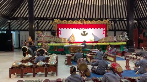 Indonesia,-31-De-Octubre-De-2023:-Representación-Escénica-De-Wayang-Kulit-Con-Un-Grupo-De-Reproductores-De-Música-Tradicional,-Arte-Tradicional-De-Java