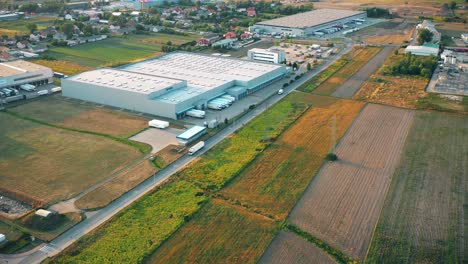 Vista-Aérea-Del-Centro-De-Distribución,-Fotografía-De-Drones-De-La-Zona-De-Logística-Industrial,-Nuevo-Centro-Logístico-Súper-Moderno-Lleno-De-Tecnología-Y-Robótica-Modernas,-Planta-De-Energía-Solar-En-El-Techo-Para-La-Producción-De-Energía-Verde