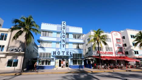Colony-Hotel-on-sunlit-Miami-Beach-Ocean-Drive,-Art-Deco-style