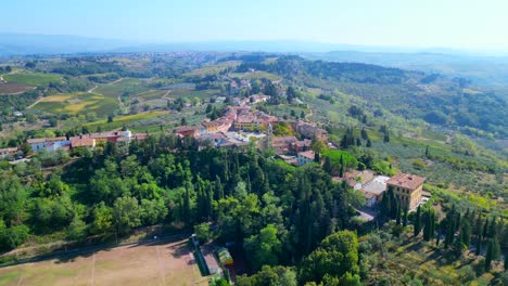 Encantadora-Vista-Aérea-Superior-Vuelo-Toscana-Pueblo-Medieval-Región-Vinícola-Mediterránea-Panorama-Descripción-Drone