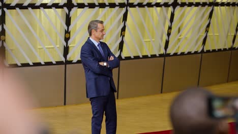 Der-Griechische-Premierminister-Kyriakos-Mitsotakis-Wartet-Darauf,-Eine-Erklärung-Auf-Dem-Gipfel-Des-Europäischen-Rates-In-Brüssel,-Belgien,-Abzugeben