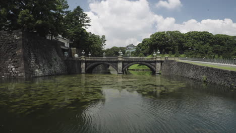 Revela-El-Puente-Seimon-Ishibashi-Fuera-Del-Palacio-Imperial-Japonés