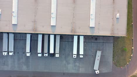 Vista-Aérea-Del-Centro-De-Distribución,-Fotografía-De-Drones-De-La-Zona-De-Logística-Industrial,-Nuevo-Centro-Logístico-Súper-Moderno-Lleno-De-Tecnología-Y-Robótica-Modernas,-Planta-De-Energía-Solar-En-El-Techo-Para-La-Producción-De-Energía-Verde