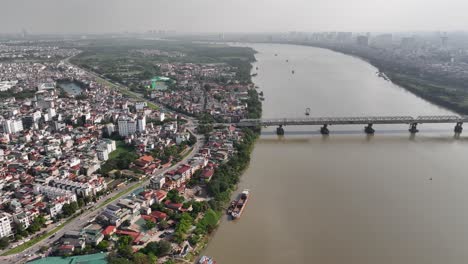 Stunning-wide-angle-panning-shot-of-Chương-Dương-Bridge,-Hanoi,-Vietnam