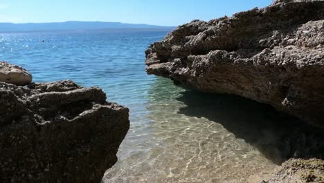 Strandbucht-Mit-Kristallklarem-Meerwasser,-Versteckter-Paradiesstrand,-Mittelmeer