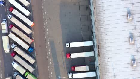 Vista-Aérea-Del-Centro-De-Distribución,-Fotografía-De-Drones-De-La-Zona-De-Logística-Industrial,-Nuevo-Centro-Logístico-Súper-Moderno-Lleno-De-Tecnología-Y-Robótica-Modernas,-Planta-De-Energía-Solar-En-El-Techo-Para-La-Producción-De-Energía-Verde