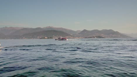 Los-Barcos-Turísticos-Cruzan-El-Lago-Maggiore-En-Un-Agradable-Y-Soleado-Día-De-Otoño.