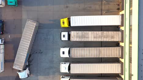 Vista-Aérea-Del-Centro-De-Distribución,-Fotografía-De-Drones-De-La-Zona-De-Logística-Industrial,-Nuevo-Centro-Logístico-Súper-Moderno-Lleno-De-Tecnología-Y-Robótica-Modernas,-Planta-De-Energía-Solar-En-El-Techo-Para-La-Producción-De-Energía-Verde