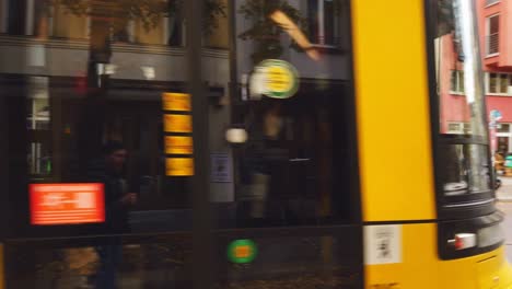 Gelbe-Züge-Des-öffentlichen-Nahverkehrs-In-Berlin-Während-Der-Farbenfrohen-Herbstsaison