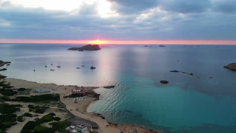 Glatte-Luftaufnahme-Von-Oben,-Flug,-Sonnenuntergang,-Bewölkter-Himmel,-Strand,-Ibiza,-Spanien,-Cala-Comte