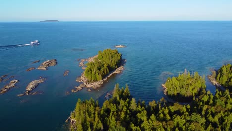 Aerial-view-of-the-stunning-Georgian-Bay-coast-in-Ontario,-Canada