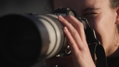 Mujer-Fotografiando-Con-Cámara-Canon,-Mujeres-Recogiendo-La-Cámara-Y-Saliendo