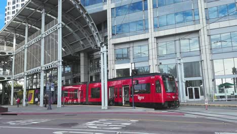 öffentliche-Verkehrsmittel,-Straßenbahn,-Menschen-Und-Radfahrer-In-Der-Innenstadt-Von-San-Diego-Mit-Gebührenpflichtigen-Gebäuden