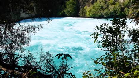 El-Agua-Turquesa-De-Hielo-Que-Fluye-Rápidamente-Cae-Sobre-El-Río-Waikato-En-Nueva-Zelanda-Aotearoa