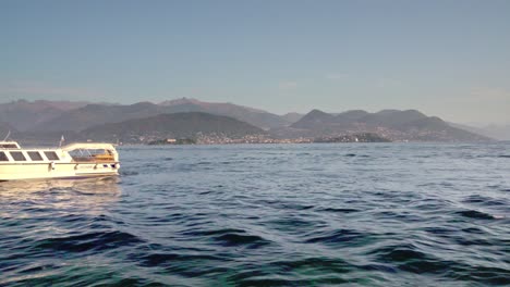 An-Einem-Schönen-Und-Sonnigen-Herbsttag-Fahren-Ausflugsboote-über-Den-Lago-Maggiore