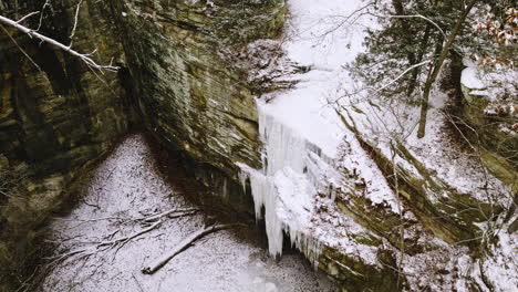 Aerial-video-showcasing-the-wintry-landscape-of-Starved-Rock-State-Park