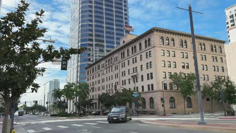 Wolkenkratzer-Und-YMCA-Gebäude-Mit-Straßenkreuzung-In-Der-Innenstadt-Von-San-Diego,-Ca