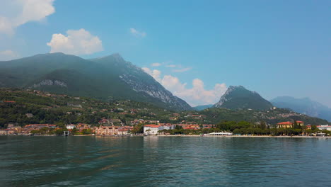 Alejándose-De-La-Costa-Y-Revelando-Las-Pintorescas-Montañas-Del-Lago-De-Garda