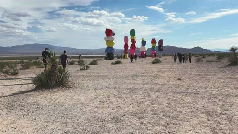 Turistas-Que-Visitan-Una-Instalación-De-Arte-En-El-Desierto-De-Nevada,-Las-Siete-Montañas.