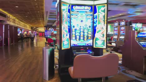 Im-Casino-Mit-Spielautomaten-Und-Menschen,-Las-Vegas