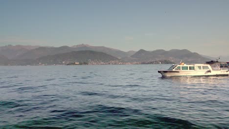 Los-Barcos-Turísticos-Cruzan-El-Lago-Maggiore-En-Un-Agradable-Y-Soleado-Día-De-Otoño.