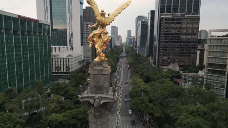 Volando-Detrás-Del-ángel-De-La-Independencia,-Símbolo-De-La-Ciudad-De-México