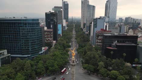 Video-Frontal-De-Drones-Del-Famoso-Monumento-Del-ángel-De-La-Independencia,-Situado-En-La-Famosa-Avenida-Paseo-De-La-Reforma-En-La-Ciudad-De-México.