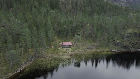 Arquitectura-Aislada-En-El-Bosque-Cerca-De-La-Orilla-Del-Lago-Hildremsvatnet-En-Noruega